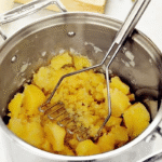 Kitchen Stainless Steel Manual Potato Masher – Wave-Shaped Kitchen Crusher for Smooth Mashed Potatoes & Vegetable Prep